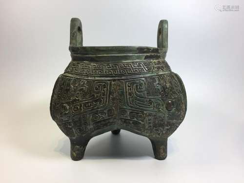 A BRONZE RITUAL TRIPOD FOOD VESSEL.SHANG PERIOD