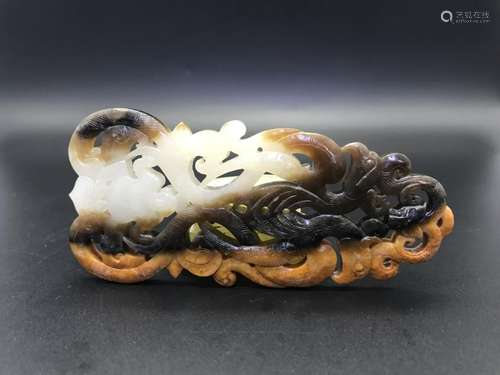 A CARVED BLACK-WHITE JADE PENDANT.ANTIQUE