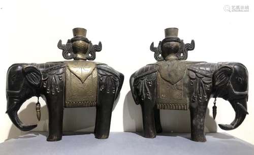 A PAIR OF GILT BRONZE ELEPHANT FLOWER STANDS.QING