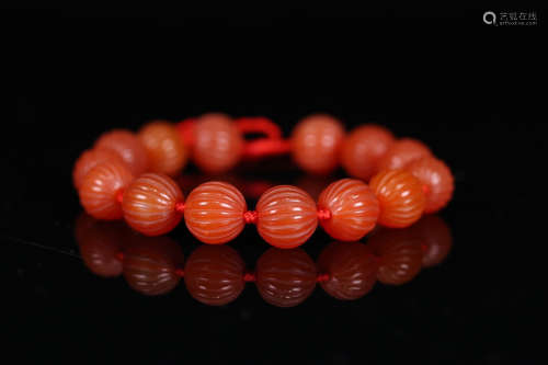 AN AMBER MELON SHAPED 14 BEADS BRACELET