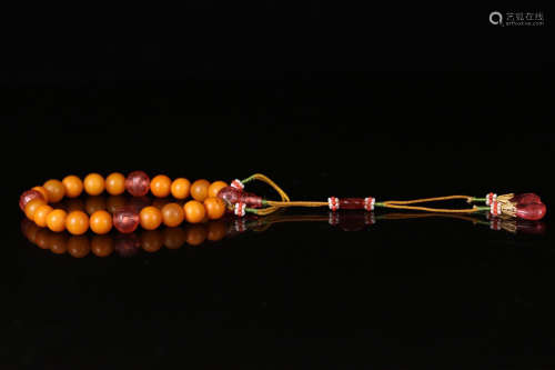 AN AMBER 18 BEADS BRACELET