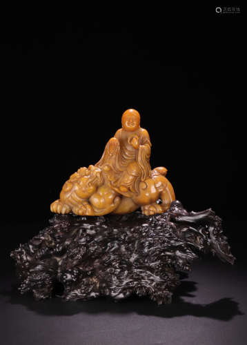 A TAINHUANG STONE ARHAT FIGURE ORNAMENT