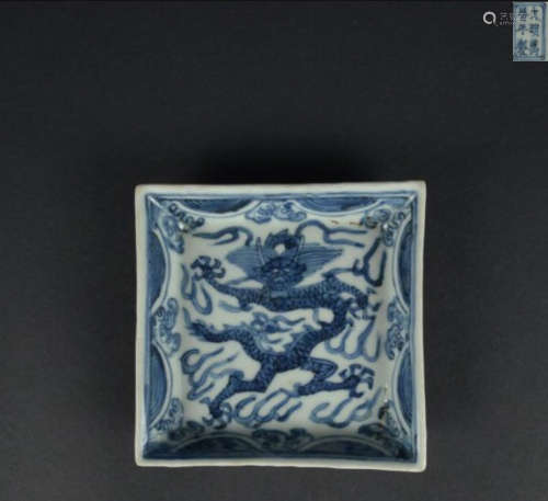 A BLUE&WHITE SQUARE PLATE WITH DRAGON PATTERN