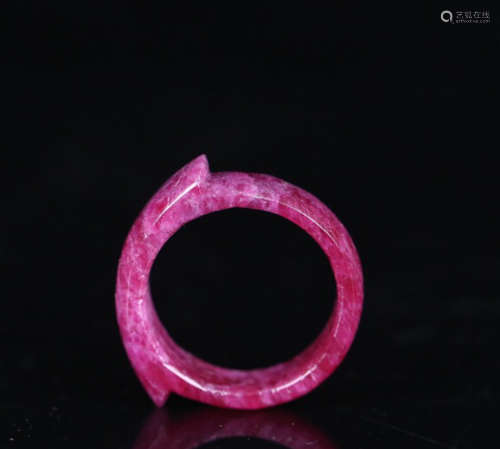 A TOURMALINE SADDLE SHAPED RING