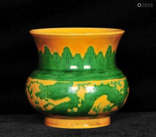 A YELLOW&GREEN GLAZE SLAG BUCKET WITH DRAGON&CLOUD PATTERN