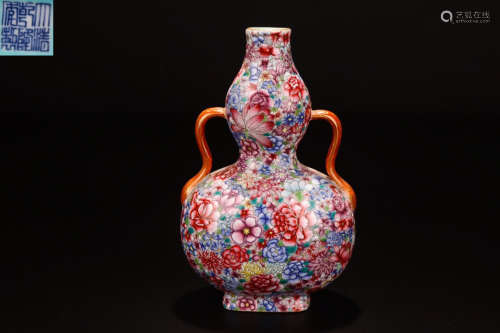 A FAMILLE ROSE GOURD VASE WITH COLORFUL PAINTING AND QIANLONG MARKING