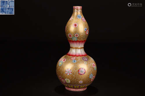 AN ENAMELED GOLD COLOR GOURD VASE WITH QIANLONG MARKING