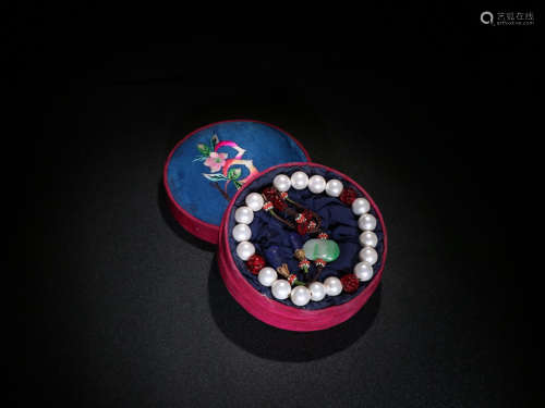 A BRACELET MADE OF PEARL, AGATE, AND COLORED GLASS