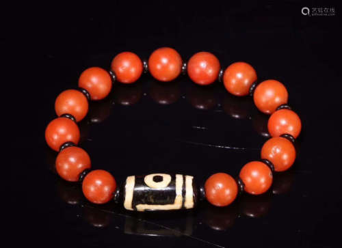 AN AGATE BRACELET WITH TWO-EYE DZI