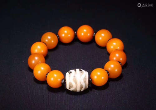 AN AMBER BRACELET WITH DZI