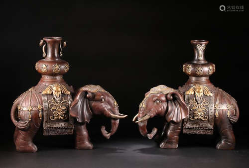 A PAIR OF GILT BRONZE ELEPHANT ORNAMENTS WITH SILVER INLAID