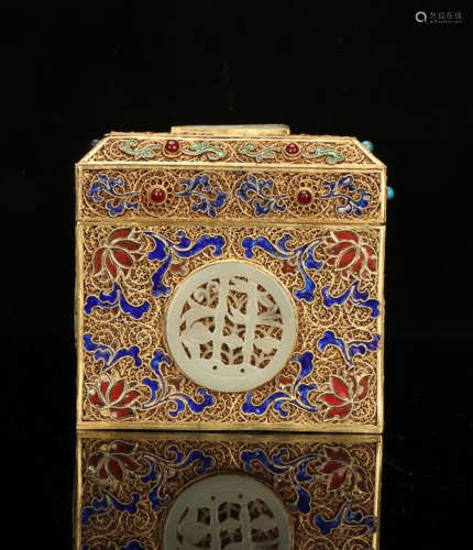 A GILT SILVER CAPPING BOX WITH JADE INLAID