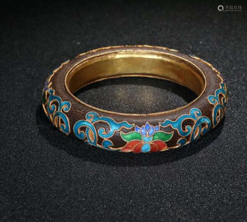 A CHENXIANG WOOD BANGLE WITH GILT SILVER COVER