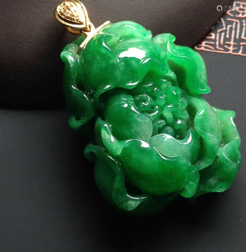 A GREEN JEADEITE- FLOWER BLOOMING 18K PENDENT