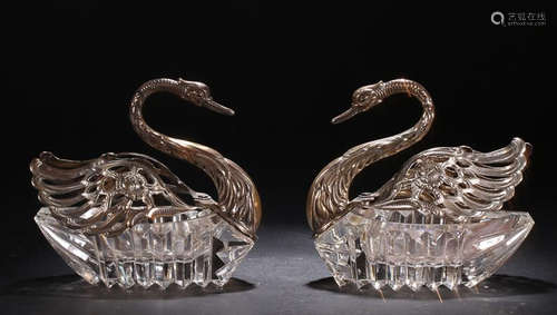 A PAIR OF CRYSTAL GOOSE SHAPED WASHERS WITH SILVER INLAID