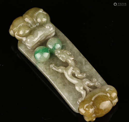 A YELLOW JADEITE BELT BUCKLE