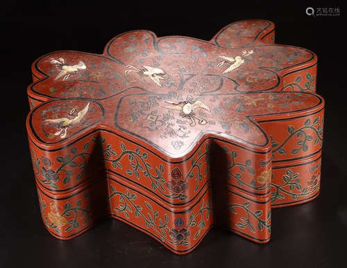 A QIANLONG MARK LACQUERED CRANE PATTERN HOLDING BOX