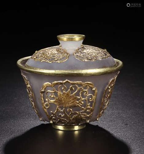 AN GOLD FILLED AMBER CAPPING BOWL WITH LOTUS CARVING