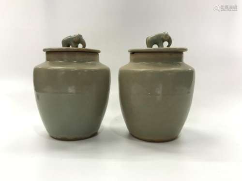 A PAIR OF LONGQUAN CELADON JARS AND COVERS.ANTIQUE