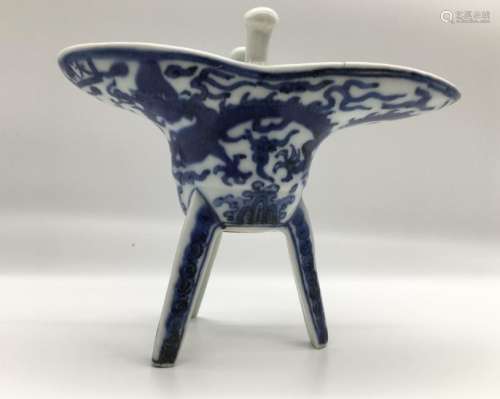 A BLUE AND WHITE TRIPOD DRAGON CUP. ANTIQUE