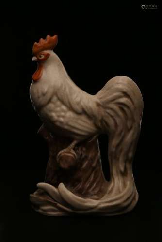 A CARVED FAMILLE-ROSE ROOSTER.
