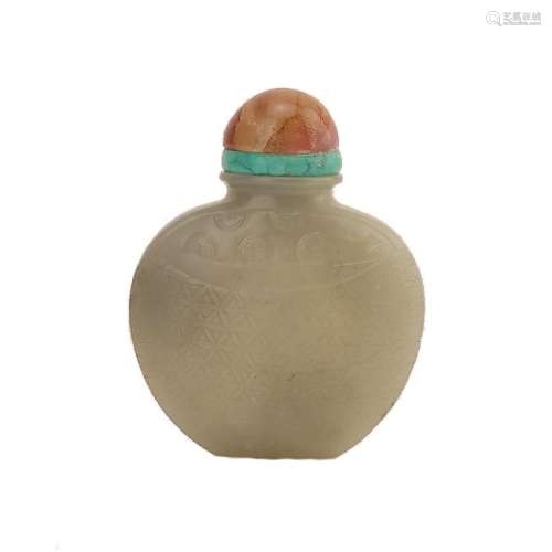 A CARVED WHITE JADE SNUFF BOTTLE. ANTIQUE
