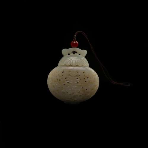 A CARVED WHITE JADE SACHET.QING DYNASTY