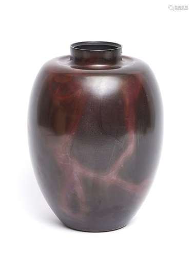 Vase en bronze de couleur marron foncé, tacheté de…