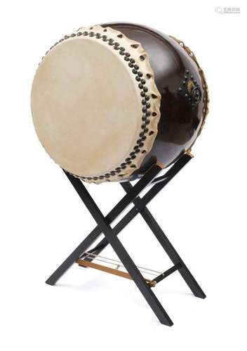 Grand tambour taiko laqué noir, avec une peau de t…