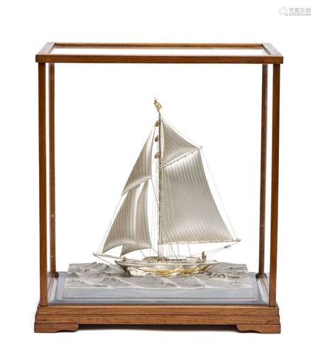 Maquette d'un yacht naviguant, présenté dans une v…