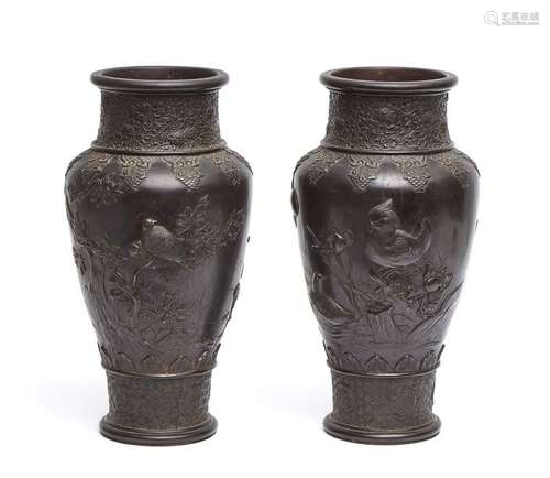 Ensemble de deux grands vases en bronze, décorés e…