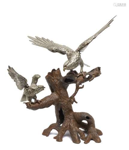 Grand objet (okimono) de deux oiseaux de proie aux…