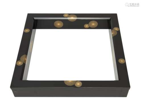 Robushi laqué noir (cadre carré placé autour d’une…