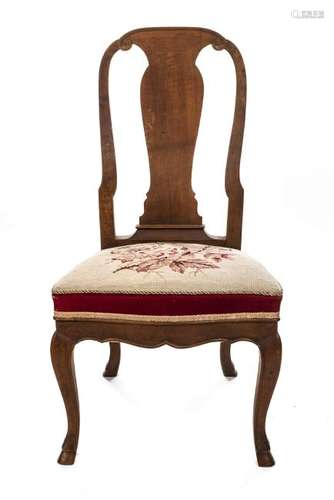 Chaise de style Louis XV bernoise en noyer