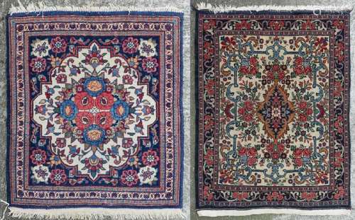 Deux petits tapis Keshan à décor de roses