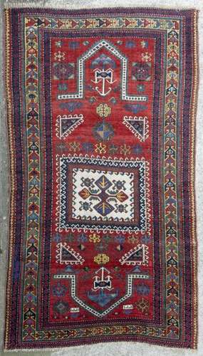 Tapis Kazakh à champ principal rouge parsemé des motifs