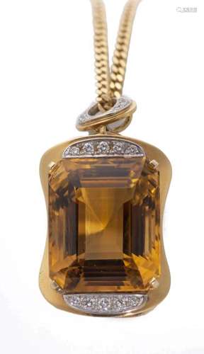 Pendentif en or .750 formé d'une grosse citrine et de