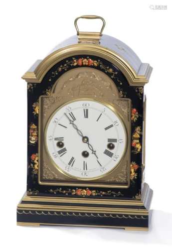 Horloge borne anglaise à caisson laqué et décor floral.