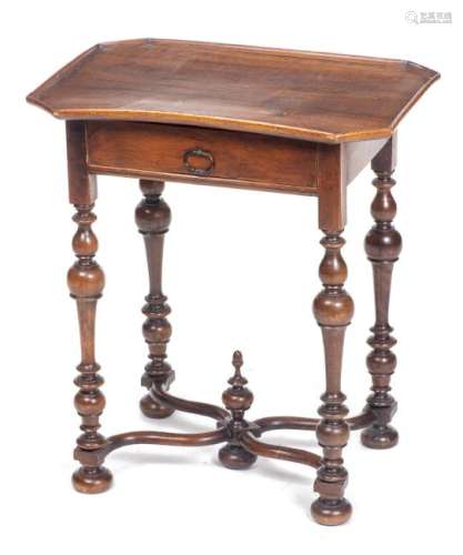 Petite table guéridon en noyer de style Louis XIV