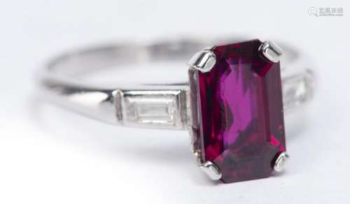 Bague en platine sertie d'un rubis de environ 2.65 ct