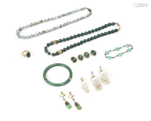 Lot de bijoux en jade et malachite