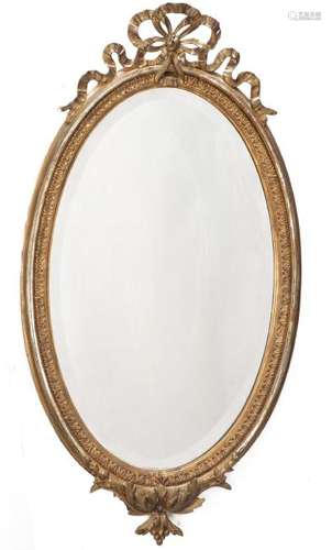 Miroir en bois et stuc doré à décor au sommet d'un