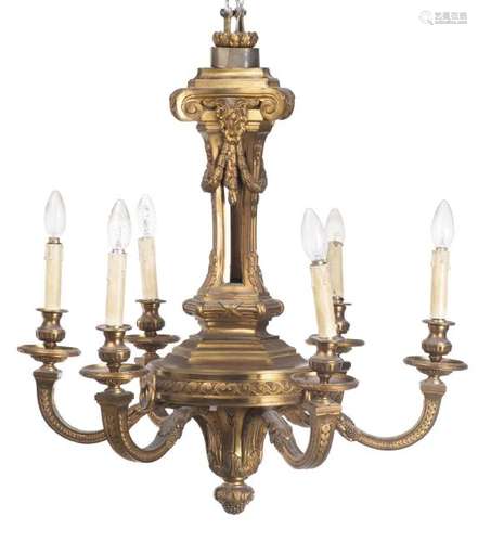 Lustre à six feux en bronze doré à bras cambrés décorés