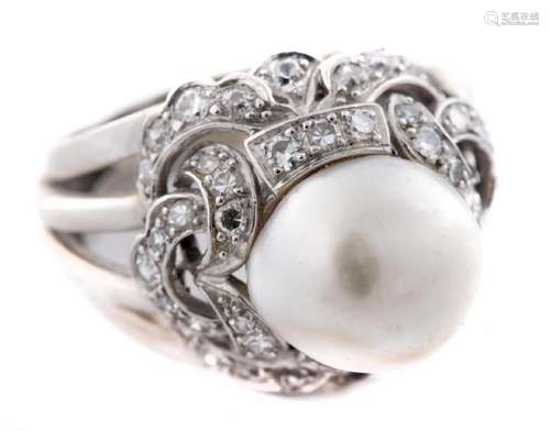 Bague en or blanc .750 Art déco avec une perle baroque