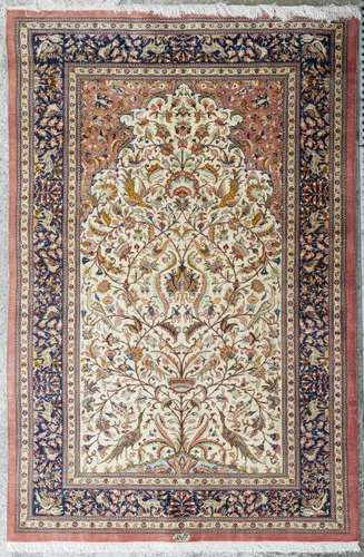 Tapis Ghoum d'Iran en soie à décor de mihrab