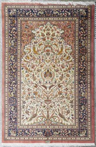 Tapis Ghoum d'Iran en soie à décor de mihrab