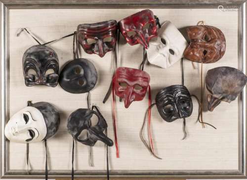 Collection de 11 masques de Venise en cuir et en papier