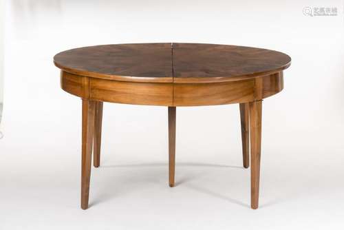 Table Directoire à 5 pieds en noyer et 2 allonges