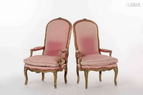 Paire de fauteuils Louis XV en bois et stuc doré.