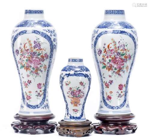 Trois vases en porcelaine de Chine de la Compagnie de